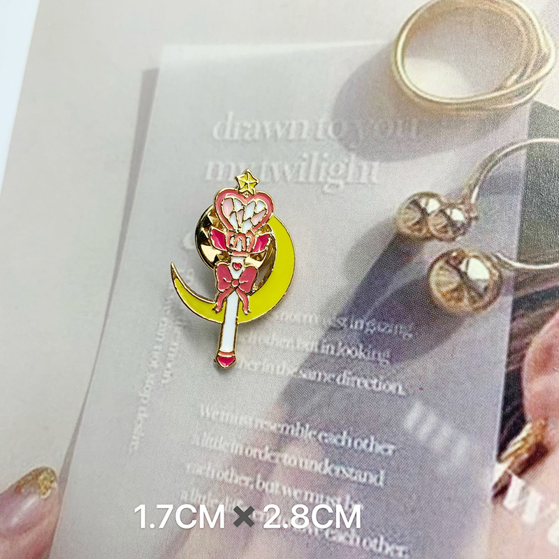قطعتان من دبابيس الأنمي الشهير - مراجعة Sailor Moon Wand وسعره